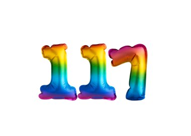 117 numaralı kutlama için çok renkli balon. Beyaz arka planda mutlu yıllar.