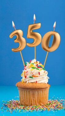 350. mum - Mavi arka planda kek doğum günü