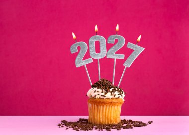 Yeni yıl kutlamaları için 2027 numaralı mumlar.