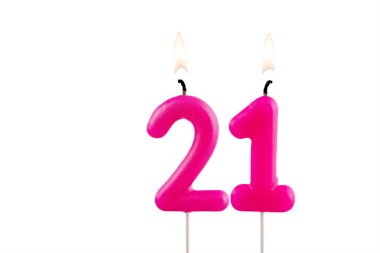 Beyaz arkaplanda 21 numaralı pembe doğum günü mumu