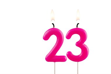 Beyaz arkaplanda 23 numaralı pembe doğum günü mumu.