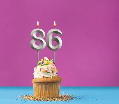86 numaralı doğum günü mumu - Menekşe ve mavi arka planda kutlama kartı