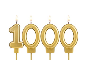 Beyaz arkaplanda 1000 numaralı doğum günü mumu
