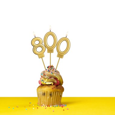 800 numaralı doğum günü mumu - Beyaz arkaplanda kek