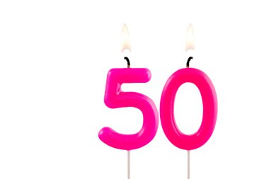 50 numaralı pembe doğum günü mumu beyaz arkaplanda yanıyor.