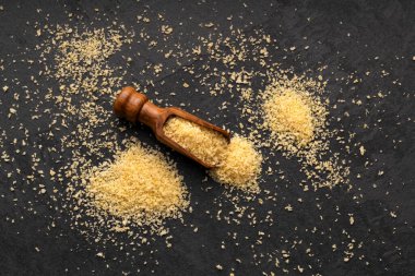 Japon sarı panko kırıntıları tahta kaşıkta