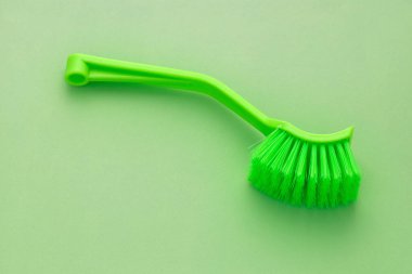 Uzun saplı yeşil plastik fırça - Ev temizliği için yumuşak kıllar.