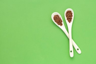 Organik Linum usitatissimum tohumları iki kaşıkta - keten tohumu, sağlıklı besin.