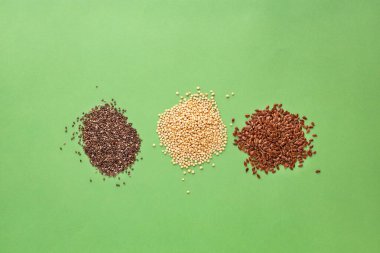 Chenopodium quinoa, Salvia hispanica ve Linum usitatissimum - Organik chia, keten tohumu ve kinoa tohumları üç öbek halinde.