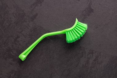Ev temizliği için yeşil tüylü plastik fırça.