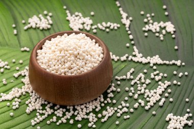 Kasenin içinde beyaz sagu topları bulunan manyok kökünden Tapioca incileri. Manihot esculenta.