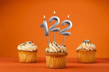 Turuncu renkte doğum günü kutlaması - 122 numaralı mum