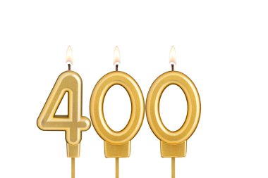 Beyaz arkaplanda 400 numaralı doğum günü mumu