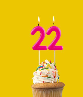 22 numara, Pembe doğum günü mumu..