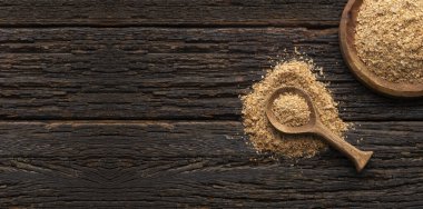 Soya fiberi, kase ve kaşıkla bağırsak temizleme işlemi için psyllium lifli yiyecek tozu.