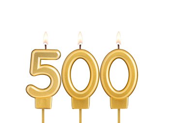 Beyaz arkaplanda 500 numaralı doğum günü mumu