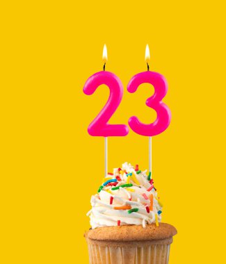 Pembe mum ve kek doğum günü kartı - 23 numara
