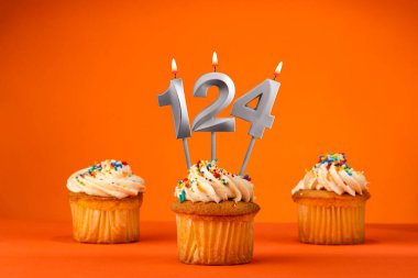Turuncu renkte doğum günü kutlaması - 124 numaralı mum