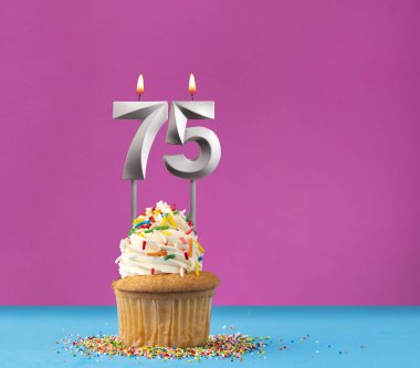 75 numaralı doğum günü mumlu kek - Mavi ve mor arka planda yıldönümü kartı