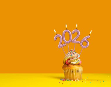 Yeni yıl kutlamaları için 2026 numaralı mumlar.