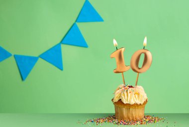10 numaralı mumlu doğum günü keki - mavi flama ile yeşil arkaplan.
