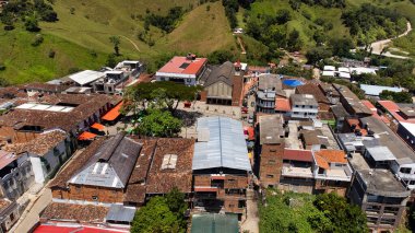 Maceo, Antioquia, Kolombiya. 15 Eylül 2024. İHA ile panoramik manzara, Medellin 'e 122.2 km mesafede..