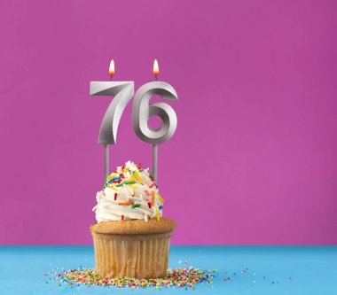 76 numaralı doğum günü mumu - Menekşe ve mavi arka planda kutlama kartı