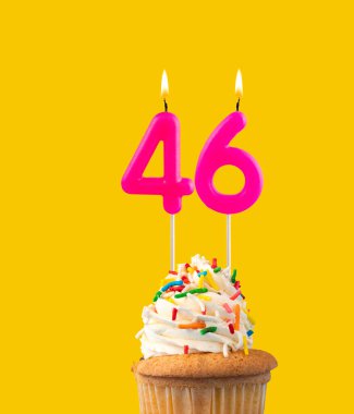 46 numara, Pembe doğum günü mumu - Kek doğum günü.