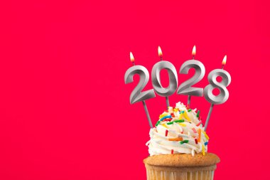 Yeni yıl kutlamaları için 2028 numaralı mumlar.
