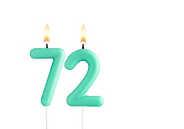Doğum günü numarası 72 - Beyaz arka planda yeşil doğum günü mumu