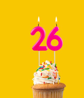 26 numara, Pembe doğum günü mumu..