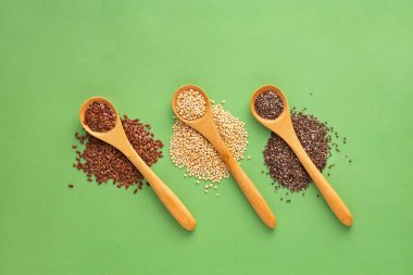 Linum usitatissimum, Salvia hispanica ve Chenopodium quinoa - Üç kaşıkta keten, kinoa ve chia tohumları.