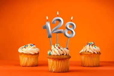 Turuncu renkte doğum günü kutlaması - 128 numaralı mum