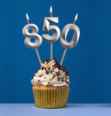 850 numaralı mum. Takipçi veya beğeni sayısı. Tatlım.