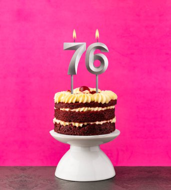 Kırmızı kadife pasta - Pembe arka planda 76 numaralı doğum günü.