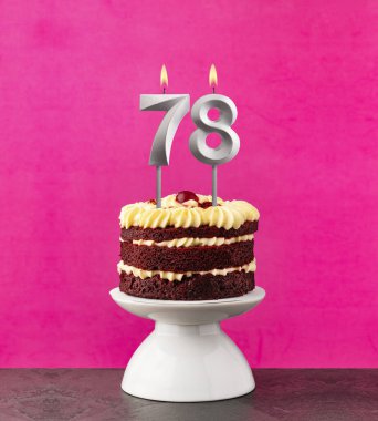 Kırmızı kadife pasta - Pembe arka planda 78 numara.
