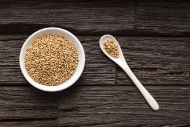 Kâse ve kaşıkta organik artanth tohumları - Amaranthus.