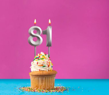 81 numaralı doğum günü mumlu kek - Mavi ve mor arka planda yıldönümü kartı