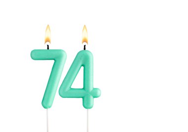 Doğum günü numarası 74 - Beyaz arkaplanda yeşil doğum günü mumu