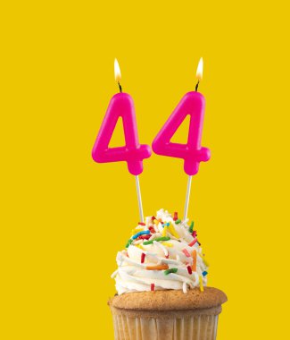 44 numara, Pembe doğum günü mumu..