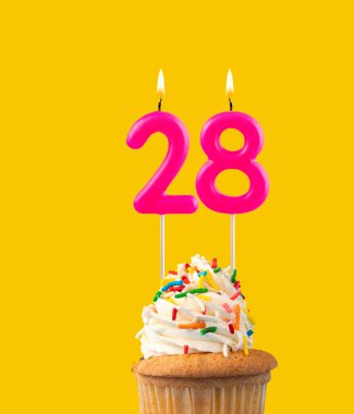 28 numara, Pembe doğum günü mumu..
