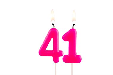 Beyaz arkaplanda 41 numaralı pembe doğum günü mumu.
