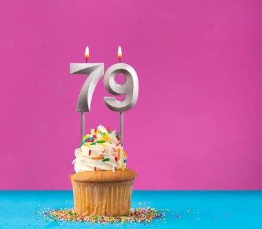 Doğum günü mumu 79 olan kek - Mavi ve mor arka planda yıldönümü kartı