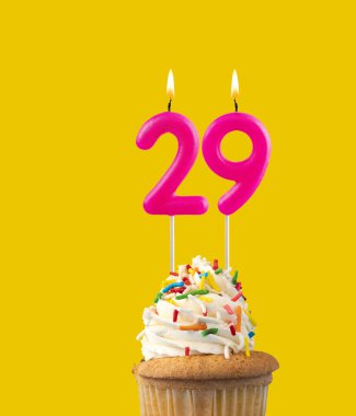 Pembe mum ve kek doğum günü kartı - 29 numara
