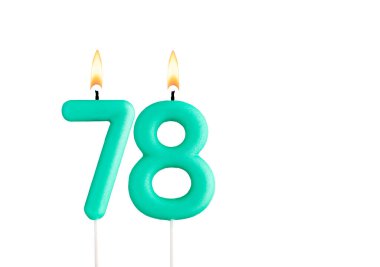 Doğum günü numarası 78 - Beyaz arkaplanda yeşil doğum günü mumu