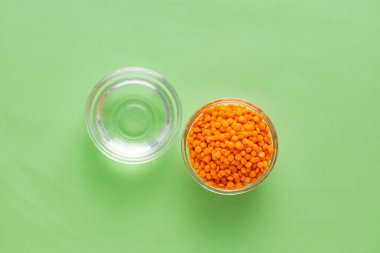 Lens, mercimek, kırmızı mercimek ve su kasede..