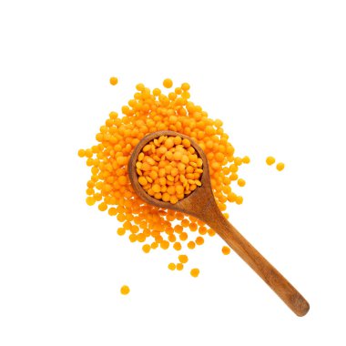 Kaşığın üzerinde organik kırmızı mercimek - mercek mutfağı.