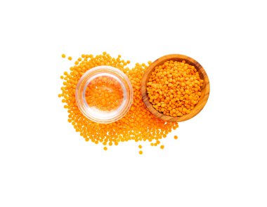 Lens, mercimek, kırmızı mercimek ve su kasede..