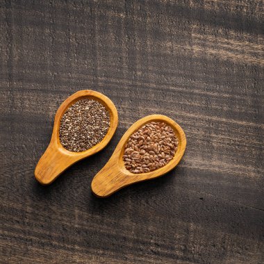 İki kaşıkta organik chia ve keten tohumları - Linum usitatissimum ve Salvia hispanica.