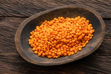 Bir kasede çiğ kırmızı mercimek - mercek mutfağı.